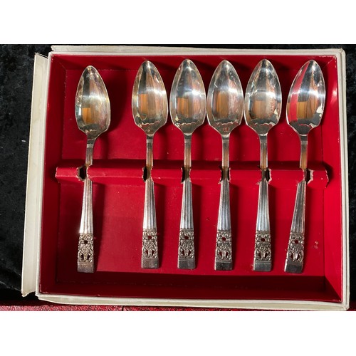 196 - BOX OF CUTLERY TO INCLUDE VINTAGE CASED SETS ETC