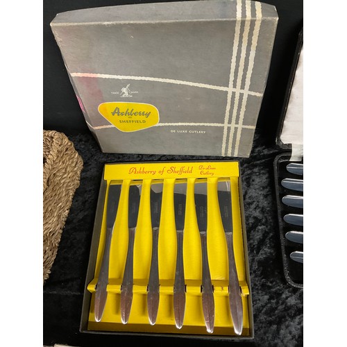 196 - BOX OF CUTLERY TO INCLUDE VINTAGE CASED SETS ETC