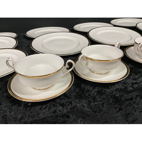 200 - BOX OF CHINA TO INCLUDE ROYAL ALBERT BONE CHINA PART TEA AND DINNER SERVICE,CUPS,SAUCERS,DINNER PLAT... 