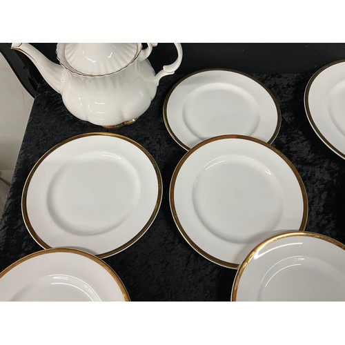 200 - BOX OF CHINA TO INCLUDE ROYAL ALBERT BONE CHINA PART TEA AND DINNER SERVICE,CUPS,SAUCERS,DINNER PLAT... 