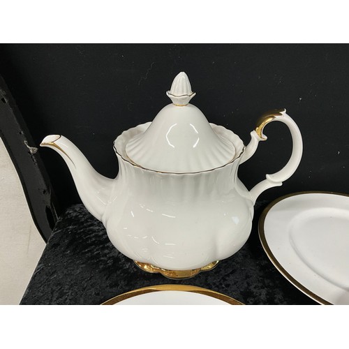 200 - BOX OF CHINA TO INCLUDE ROYAL ALBERT BONE CHINA PART TEA AND DINNER SERVICE,CUPS,SAUCERS,DINNER PLAT... 