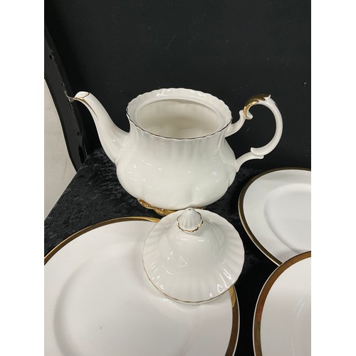 200 - BOX OF CHINA TO INCLUDE ROYAL ALBERT BONE CHINA PART TEA AND DINNER SERVICE,CUPS,SAUCERS,DINNER PLAT... 