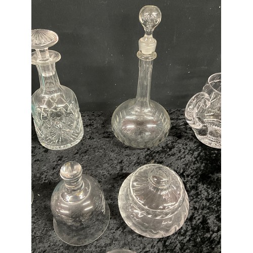 211 - BOX OF GLASSWARE TO INCLUDE DECANTERS,CRYSTAL JUG,VASE ETC