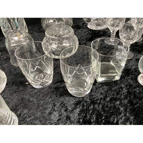 211 - BOX OF GLASSWARE TO INCLUDE DECANTERS,CRYSTAL JUG,VASE ETC