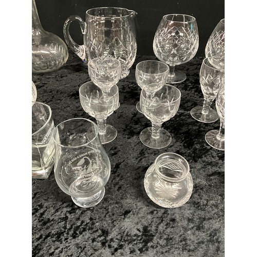 211 - BOX OF GLASSWARE TO INCLUDE DECANTERS,CRYSTAL JUG,VASE ETC