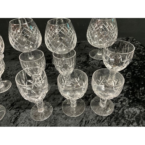 211 - BOX OF GLASSWARE TO INCLUDE DECANTERS,CRYSTAL JUG,VASE ETC