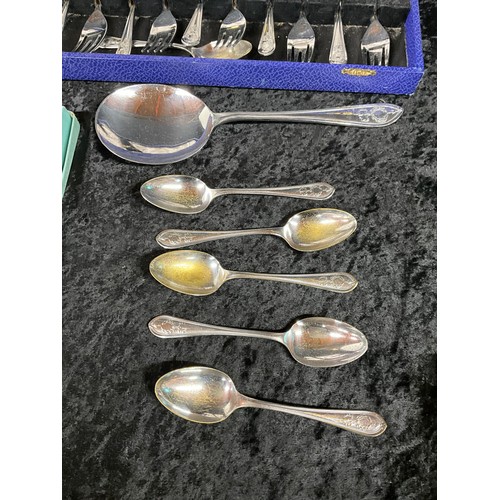 213 - QUANTITY OF CUTLERY TO INCLUDE CASED SETS AND SILVER PLATED SERVING TRAY