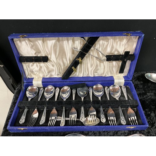 213 - QUANTITY OF CUTLERY TO INCLUDE CASED SETS AND SILVER PLATED SERVING TRAY