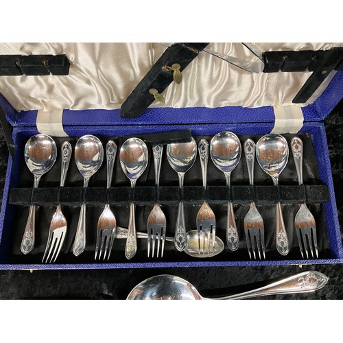 213 - QUANTITY OF CUTLERY TO INCLUDE CASED SETS AND SILVER PLATED SERVING TRAY