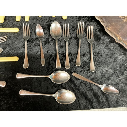 213 - QUANTITY OF CUTLERY TO INCLUDE CASED SETS AND SILVER PLATED SERVING TRAY