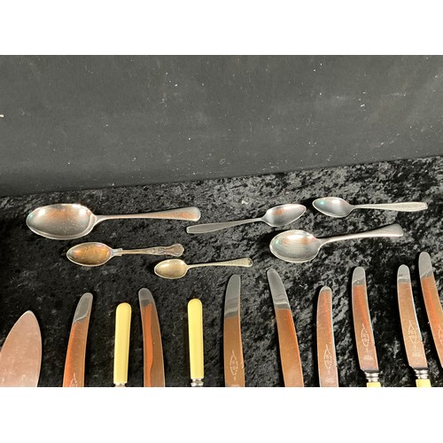 213 - QUANTITY OF CUTLERY TO INCLUDE CASED SETS AND SILVER PLATED SERVING TRAY