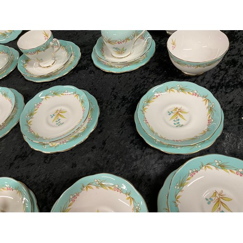 219 - BOX OF CHINA TO INCLUDE HIGHLAND BELL,ROSLYN FINE BONE CHINA PART TEA SET 38 PIECES IN TOTAL