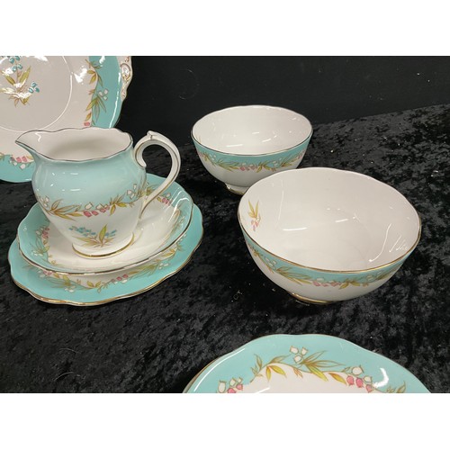 219 - BOX OF CHINA TO INCLUDE HIGHLAND BELL,ROSLYN FINE BONE CHINA PART TEA SET 38 PIECES IN TOTAL