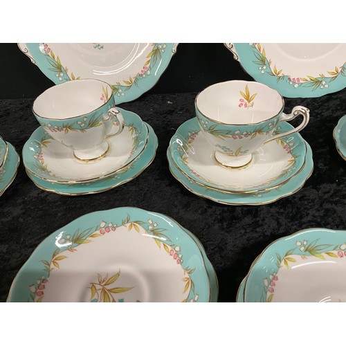 219 - BOX OF CHINA TO INCLUDE HIGHLAND BELL,ROSLYN FINE BONE CHINA PART TEA SET 38 PIECES IN TOTAL