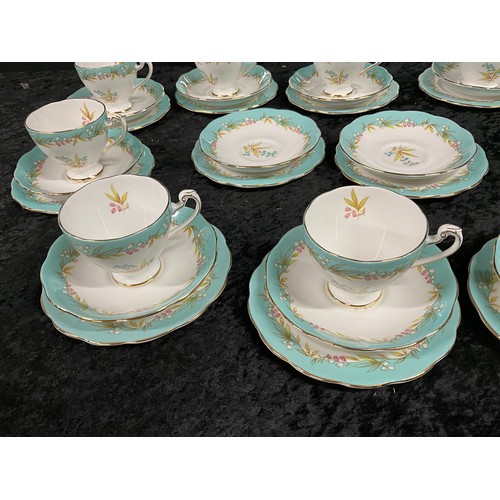 219 - BOX OF CHINA TO INCLUDE HIGHLAND BELL,ROSLYN FINE BONE CHINA PART TEA SET 38 PIECES IN TOTAL