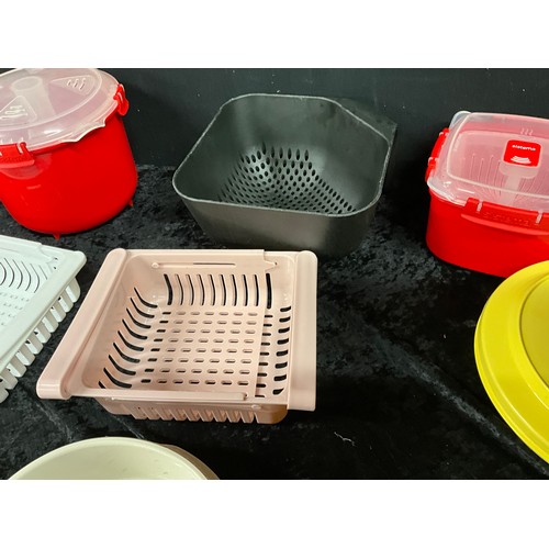 255 - QUANTITY OF KITCHENWARE TO INCLUDE PLASTIC TUPPERWARE , COLANDERS ETC