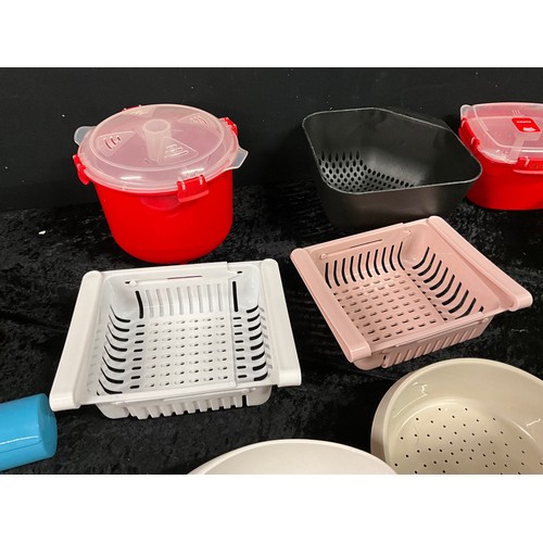 255 - QUANTITY OF KITCHENWARE TO INCLUDE PLASTIC TUPPERWARE , COLANDERS ETC