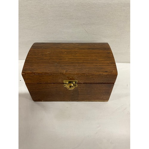 260 - VINTAGE BROWN CASE CONTAINING VARIOUS WOODEN ITEMS INCLUDING BOXES, RULERS ETC