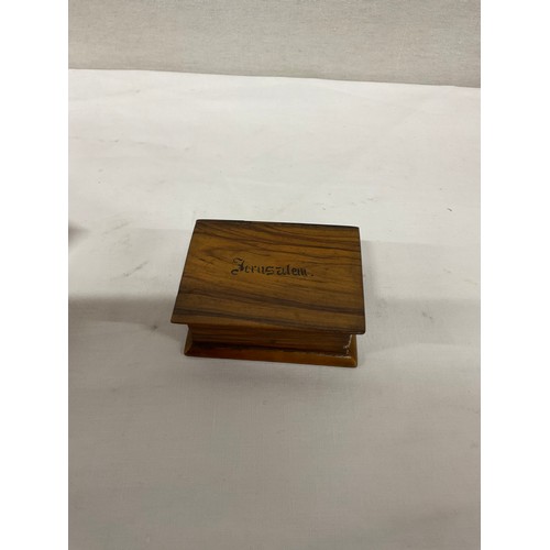 260 - VINTAGE BROWN CASE CONTAINING VARIOUS WOODEN ITEMS INCLUDING BOXES, RULERS ETC