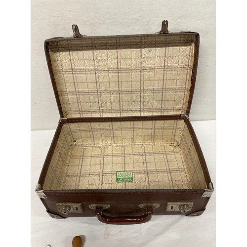 260 - VINTAGE BROWN CASE CONTAINING VARIOUS WOODEN ITEMS INCLUDING BOXES, RULERS ETC