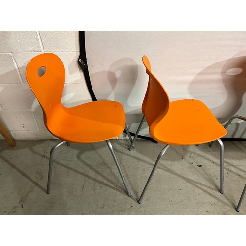 319A - FIVE RETRO PLASTIC ORANGE STACKING CHAIRS