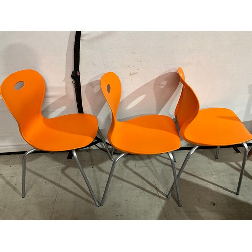 319A - FIVE RETRO PLASTIC ORANGE STACKING CHAIRS