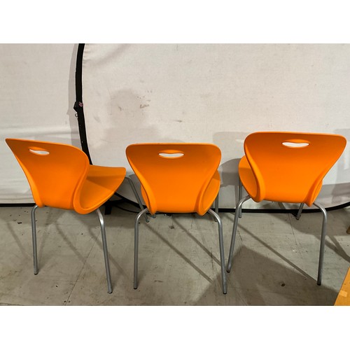 319A - FIVE RETRO PLASTIC ORANGE STACKING CHAIRS