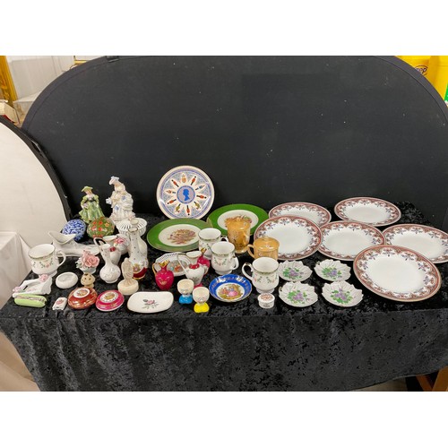 426 - BOX OF BONE CHINA ITEMS TO INCLUDE LADY FIGURES, JUGS, PLATES ETC