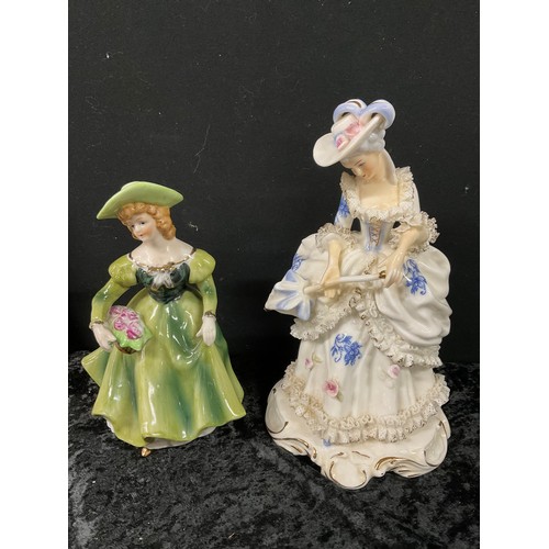 426 - BOX OF BONE CHINA ITEMS TO INCLUDE LADY FIGURES, JUGS, PLATES ETC