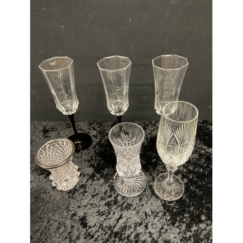 425 - BOX OF GOOD QUALITY GLASSWARE TO INCUDE COLOURED GLASS GOEBLETS, PAPERWEIGHTS, BOHEMIA LEAD CRYSTAL ... 