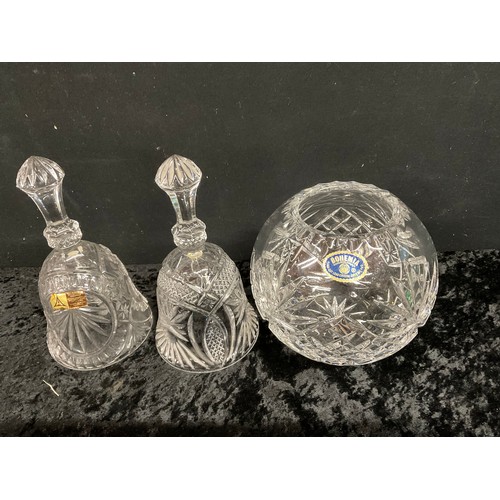 425 - BOX OF GOOD QUALITY GLASSWARE TO INCUDE COLOURED GLASS GOEBLETS, PAPERWEIGHTS, BOHEMIA LEAD CRYSTAL ... 