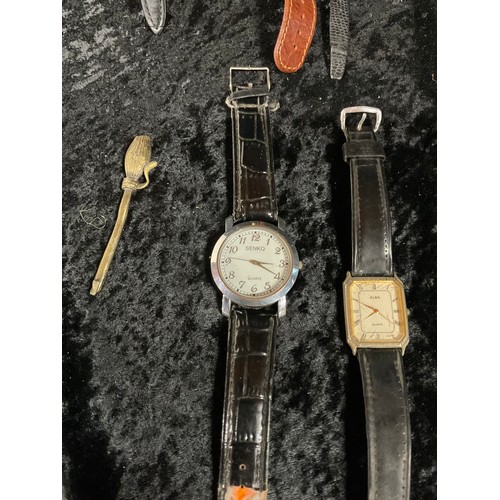 355 - QUANTITY OF VINTAGE LADIES AND GENTS WRIST WATCHES