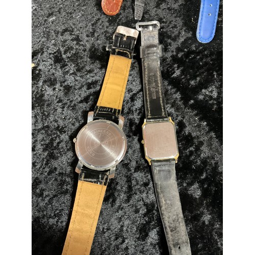 355 - QUANTITY OF VINTAGE LADIES AND GENTS WRIST WATCHES