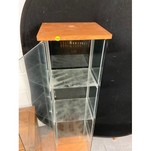 401 - MODERN FREE STANDING GLASS DISPLAY CABINET 17