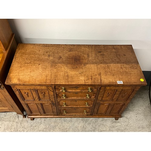 378 - VINTAGE OAK SIDEBOARD WITH FOUR CENTRAL DRAWERS AND CUPBOARDS TO EACH END W42