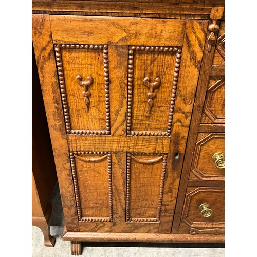 378 - VINTAGE OAK SIDEBOARD WITH FOUR CENTRAL DRAWERS AND CUPBOARDS TO EACH END W42