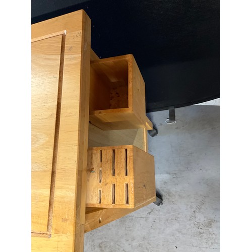 447 - MODERN BEECH WORK STATION WITH SINGLE DRAWER OVER TWO DOORS COMES COMPLETE WITH KNIFE SET H35