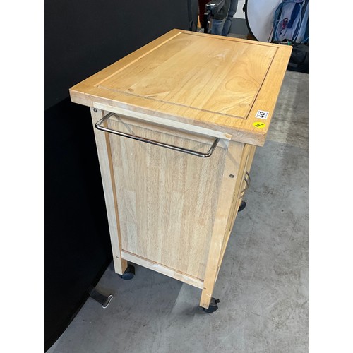 447 - MODERN BEECH WORK STATION WITH SINGLE DRAWER OVER TWO DOORS COMES COMPLETE WITH KNIFE SET H35