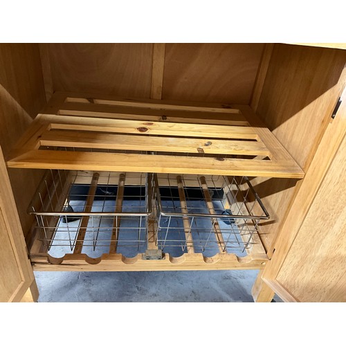 447 - MODERN BEECH WORK STATION WITH SINGLE DRAWER OVER TWO DOORS COMES COMPLETE WITH KNIFE SET H35