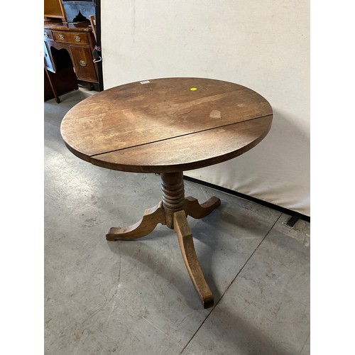 477 - VICTORIAN OAK TIP TOP PEDASTAL TRI POD TABLE H27