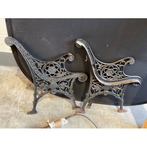 423 - CAST IRON ENDED GARDEN BENCH NEEDS ASSMEBLY