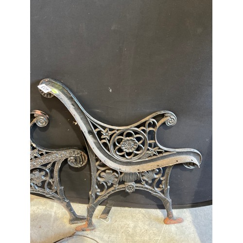 423 - CAST IRON ENDED GARDEN BENCH NEEDS ASSMEBLY