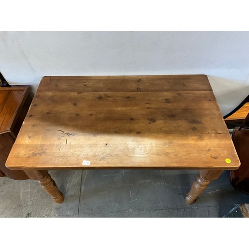 470 - MODERN SOLID WAXED PINE KITCHEN TABLE ON TURNED LEGS  H30