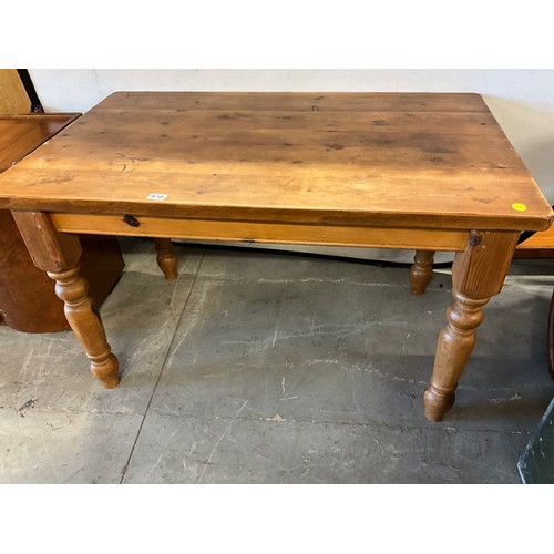 470 - MODERN SOLID WAXED PINE KITCHEN TABLE ON TURNED LEGS  H30