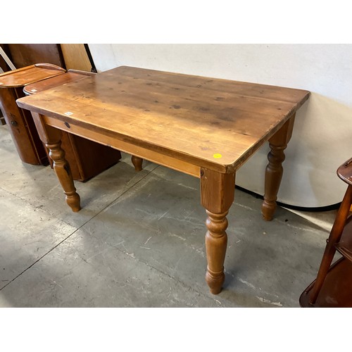 470 - MODERN SOLID WAXED PINE KITCHEN TABLE ON TURNED LEGS  H30