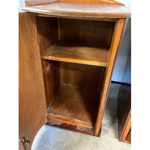 467 - PAIR OF VINTAGE WALNUT VENEERED BED SIDE CABINETS H27