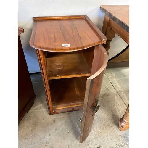 467 - PAIR OF VINTAGE WALNUT VENEERED BED SIDE CABINETS H27