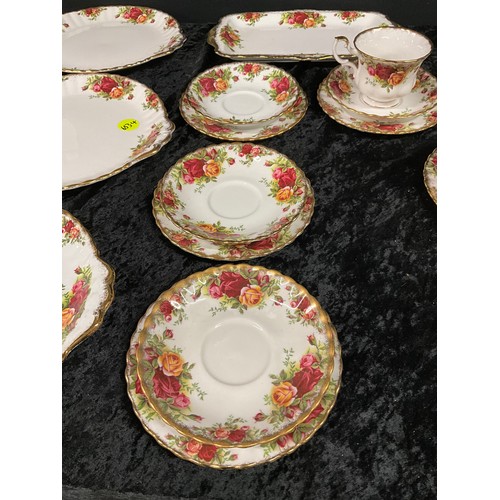 468 - ROYAL ALBERT OLD COUNTRY ROSE PATTERNED TEA SERVICE 49 PIECES