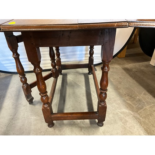 449 - VINTAGE DARK OAK DROP LEAF GATELEG DINING TABLE ON TURNED LEGS H28