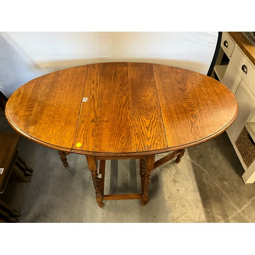 450 - VINTAGE GOLDEN OAK OVAL DROP LEAF DINING TABLE ON BARLEY TWIST LEGS H30